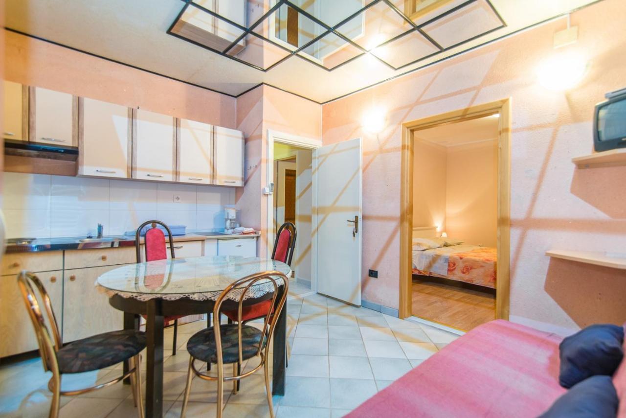 Apartment Vilma Funtana Exteriör bild